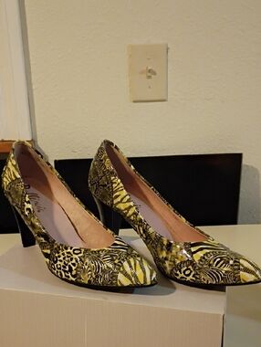 Animal-Print Pointed Toe Pumps in Yellow - Women's Fashion Heels